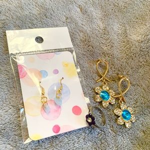 2 pairs of earrings, matching ring